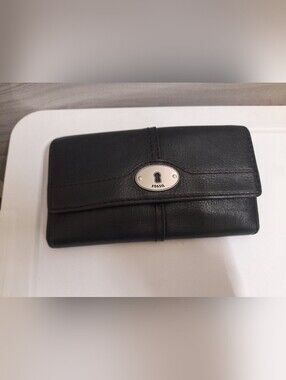 Fossil Black Pebbled Leather Wallet with Keyhole Accent Y2K